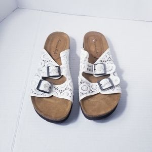AMERICAN EAGLE OUTFITTERS WHITE LACE FLATBED SANDAL SIZE 10